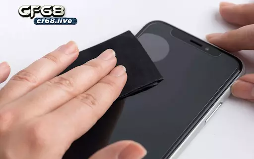 Hướng dẫn chi tiết cách dán màn hình điện thoại nhanh No1 Vệ sinh và đẩy bọt khí