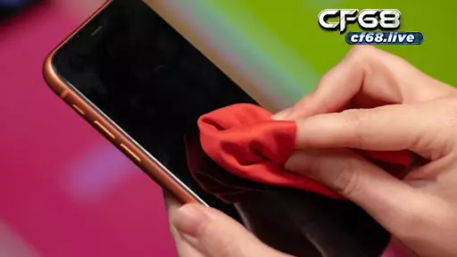 Cf68 hướng dẫn cách dán màn hình cường lực tại nhà Làm sạch điện thoại trước khi dán