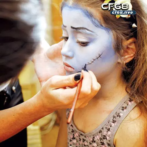 Top các trò chơi halloween hay nhất 2022 Một trong các trò chơi halloween - Bịt mắt trang điểm