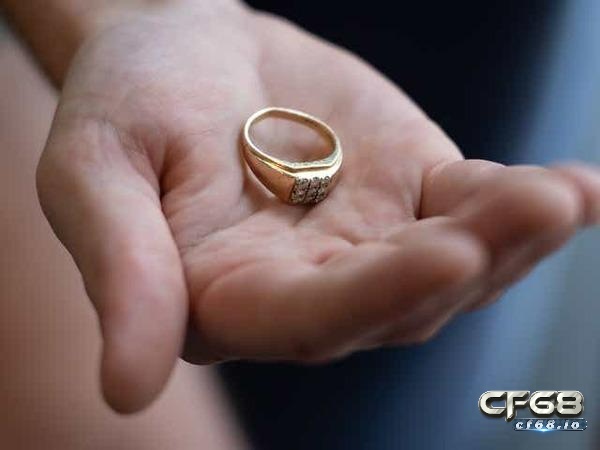 Nằm mơ thấy nhặt được vàng là điềm gì? Cùng c68 giải mã Nằm mơ thấy nhặt được vàng nên chơi đề số mấy còn tùy vào giấc mơ như thế nào