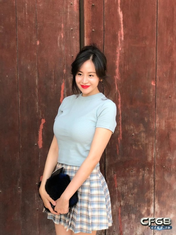 Batung la ai? Hotgirl nhảy Gangnam Style 2013 giờ ra sao? Hiện tại Huyền Anh đi theo phong cách kín đáo hơn nhưng cũng không kém phần quyến rũ