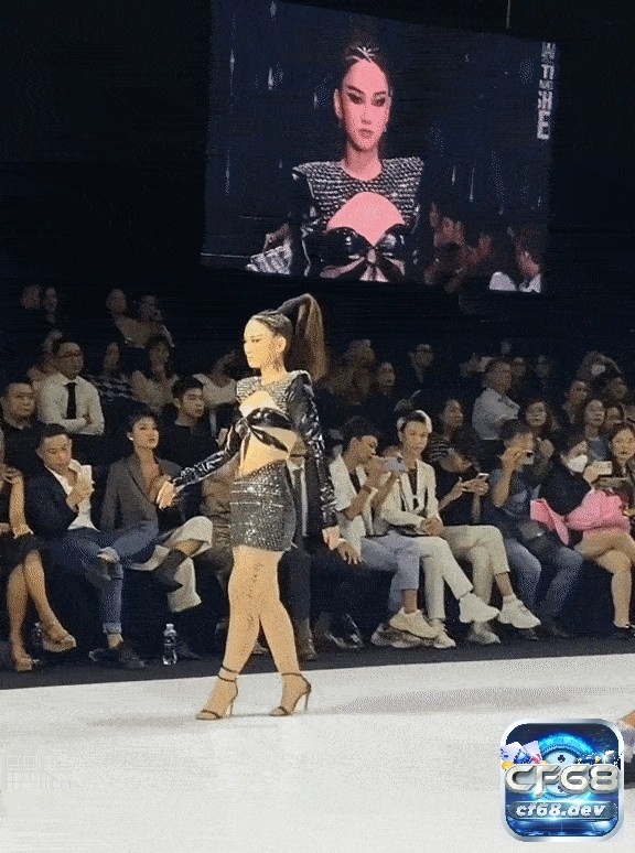 Lê Bống sexy: Tổng hợp 8 ảnh đầy ấn tượng và hấp dẫn nhất Lê Bống khi biểu diễn Catwalk nhận nhiều ý kiến phản đối từ người xem