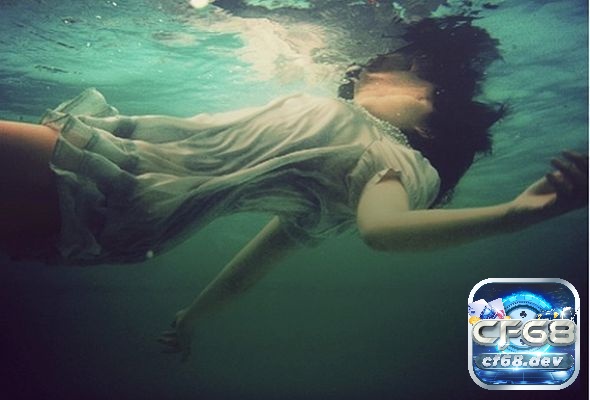Mơ thấy xác chết trôi sông: Dự báo tương lai cực chuẩn xác Giấc mơ thấy xác chết trôi sông là người lạ biểu thị sự lo lắng và sợ hãi đối với những thay đổi đột ngột