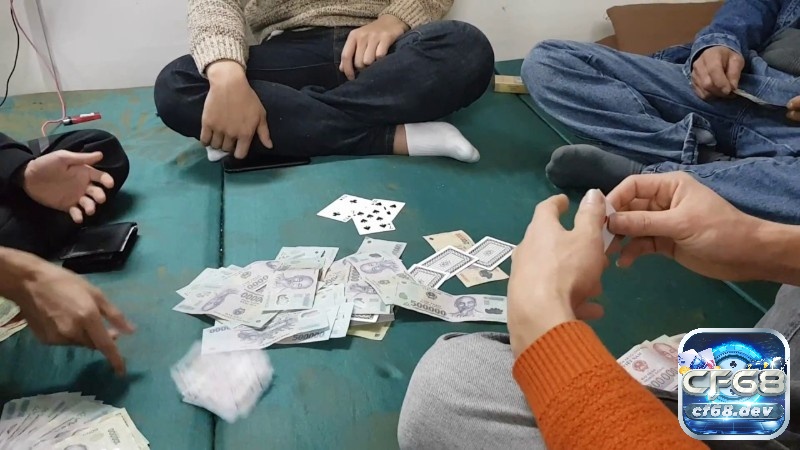 Quắc xì dách: Hướng dẫn cách chơi tránh quắc cho người mới Nhìn cơ mặt người chơi để phát hiện quắc trong xì dách nhé!