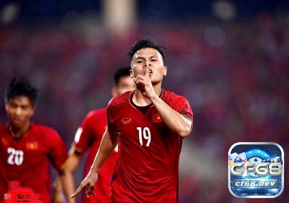 Trung vệ là gì? Nhiệm vụ và các kỹ năng cần có của trung vệ Trung vệ - người bảo vệ cuối cùng của hàng phòng ngự, ngăn chặn tiền đạo đối phương và bảo vệ khung thành của đội bóng.