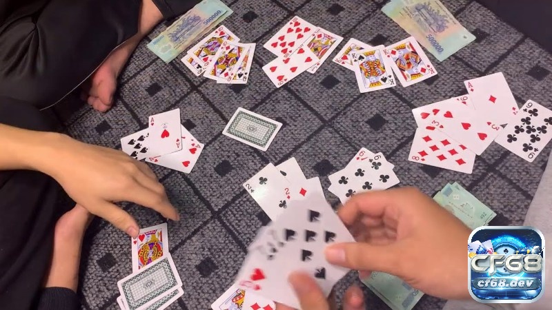 Luật phỏm - Cách chơi phỏm trăm trận trăm thắng cho anh em Trong luật phỏm bộ bài trên tay của mỗi tay chơi tối đa là 9 lá bài.