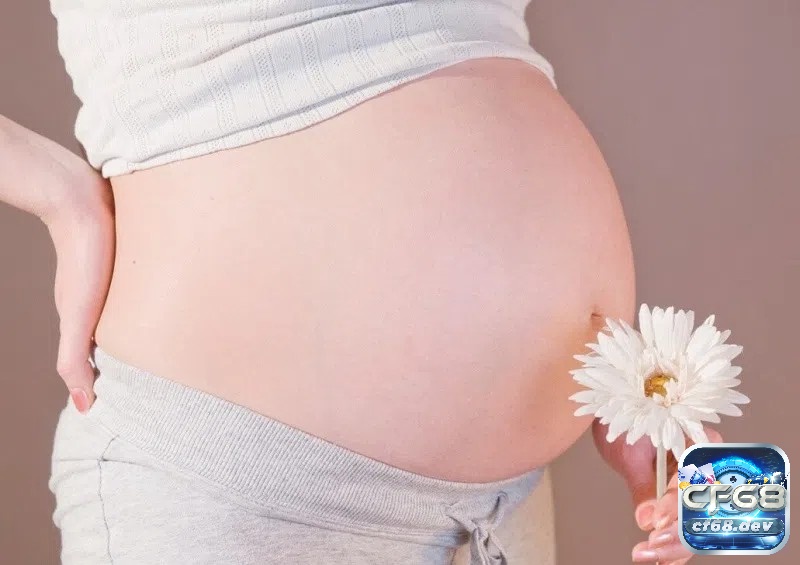 Mơ thấy mình có thai là điềm báo gì? Giải mã giấc mơ chi tiết Giấc mơ thấy mình mang thai nhưng gặp khó khăn biểu thị những thách thức trong quá trình phát triển bản thân