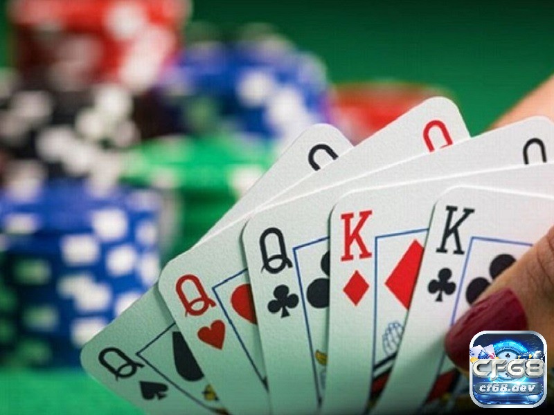 Cách chơi Poker cơ bản: Hướng dẫn chi tiết cách chơi từ A - Z Cù lũ ( Sám Q - Đôi K) trong poker