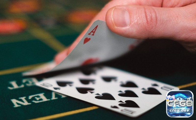 Cách đặt cược bài Baccarat: Hướng dẫn chi tiết cho người mới Dealer chia và lật bài để xác định kết quả giữa Player và Banker.