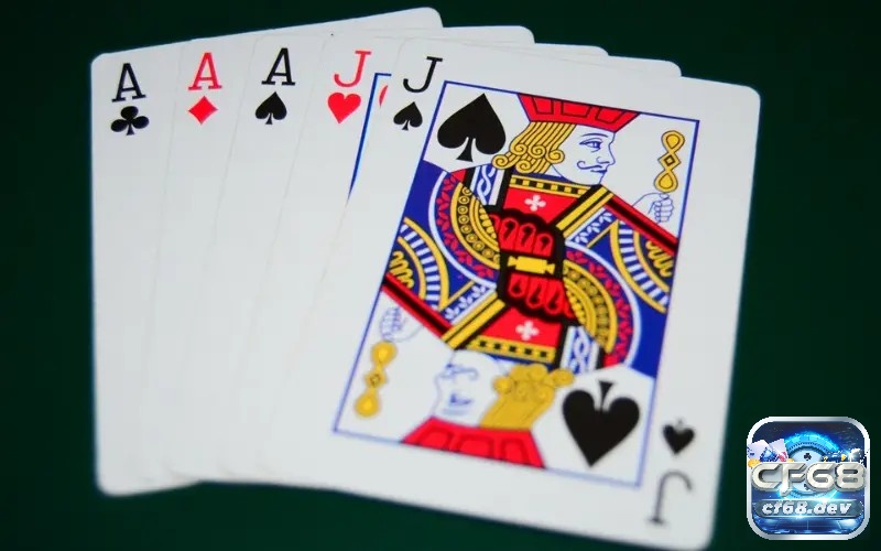 Cù lũ là gì? Giải thích chi tiết và chiến lược chơi Poker hiệu quả Hiểu đúng cù lũ là gì và nguồn gốc của nó sẽ giúp bạn có nền tảng vững chắc khi bắt đầu chinh phục Poker.