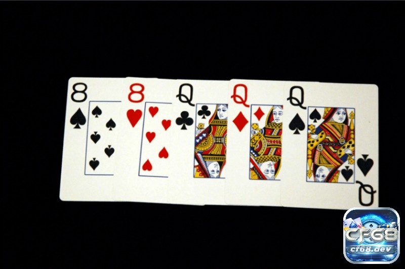 Cù lũ là gì? Giải thích chi tiết và chiến lược chơi Poker hiệu quả Biết cách khai thác đúng lúc khi đã hiểu rõ cù lũ là gì sẽ giúp bạn tối ưu lợi nhuận trong mỗi ván bài.