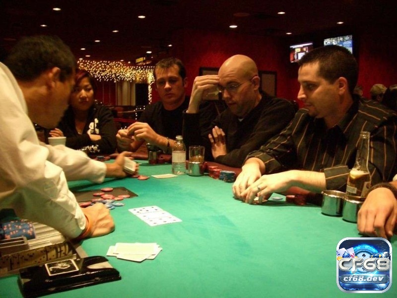 Hướng dẫn chơi Poker cơ bản từ A đến Z cho người mới bắt đầu Hiểu rõ Flop, Turn và River sẽ giúp bạn đọc vị ván đấu hiệu quả trong hướng dẫn chơi Poker cơ bản.