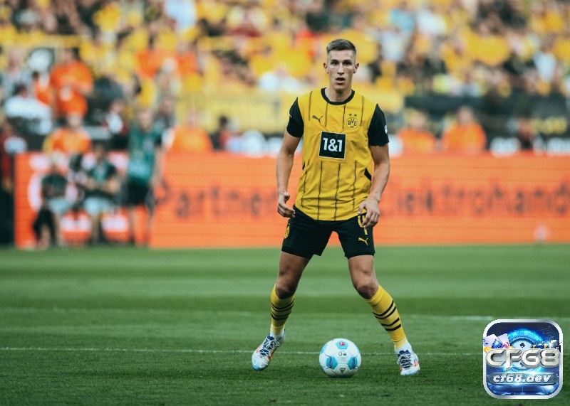 Top trung vệ hay nhất Bundesliga – Thủ lĩnh hàng phòng ngự Schlotterbeck trẻ trung, táo bạo, chuyền bóng tốt, vừa phòng ngự chắc vừa sẵn sàng dâng cao tạo bất ngờ