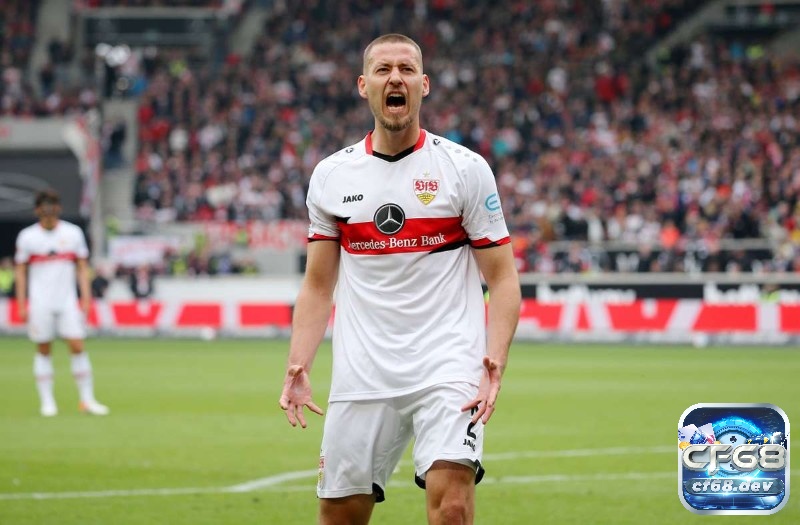 Top trung vệ hay nhất Bundesliga – Thủ lĩnh hàng phòng ngự Anton ổn định, đọc trận đấu chuẩn xác, thủ lĩnh thầm lặng giúp Stuttgart bay cao và giữ vững phong độ