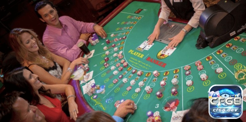 So sánh Baccarat vs Roulette: Trò nào phù hợp với bạn hơn? Bàn Baccarat với ba lựa chọn chính: Nhà cái, Người chơi và Hòa, thể hiện sự dễ hiểu của trò chơi.