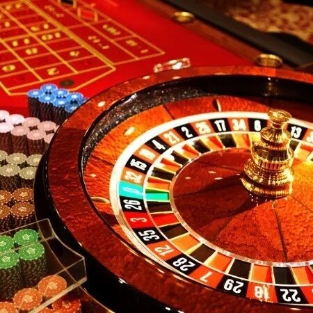 So sánh roulette vs blackjack: Chọn may rủi hay chiến thuật?