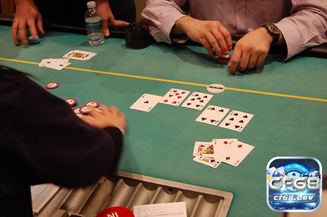 Poker là gì cơ bản? Hướng dẫn chi tiết luật chơi cho người mới Poker là gì cơ bản còn nằm ở cách xác định vị trí Dealer, Small Blind và Big Blind trước khi chia bài