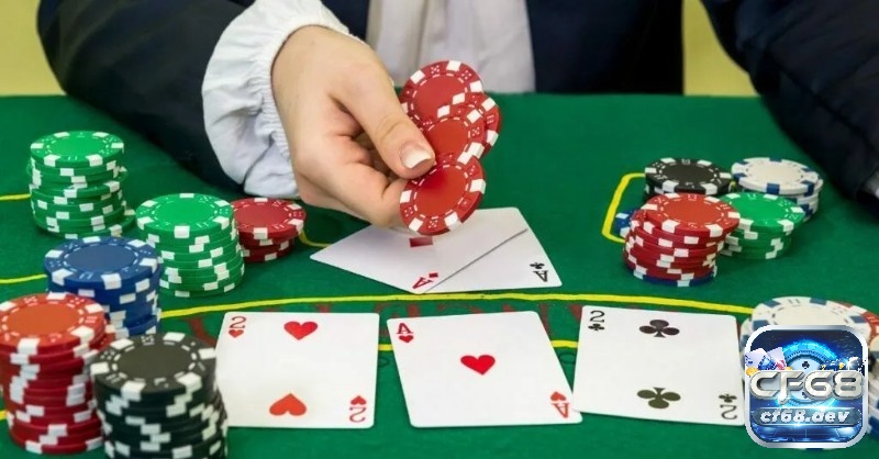 Poker là gì cơ bản? Hướng dẫn chi tiết luật chơi cho người mới Poker là gì cơ bản giúp người chơi hiểu rõ các hành động chính để quản lý vốn và chiến thuật hợp lý