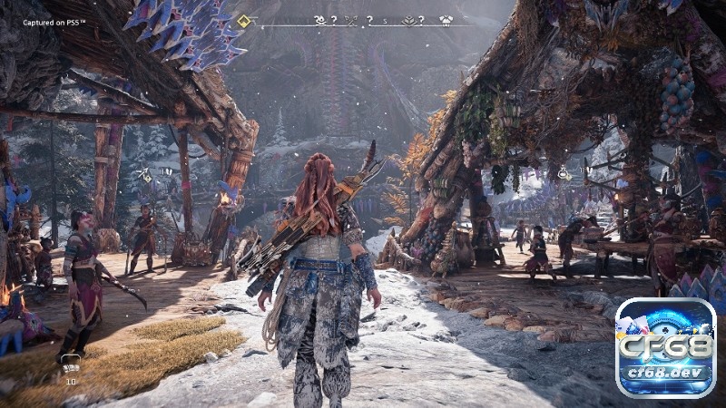 Game Horizon Forbidden West: Cuộc đi săn quái máy khổng lồ Aloy đứng giữa khu chợ nhỏ trong làng, phía xa là cổng gỗ dẫn ra vùng hoang dã